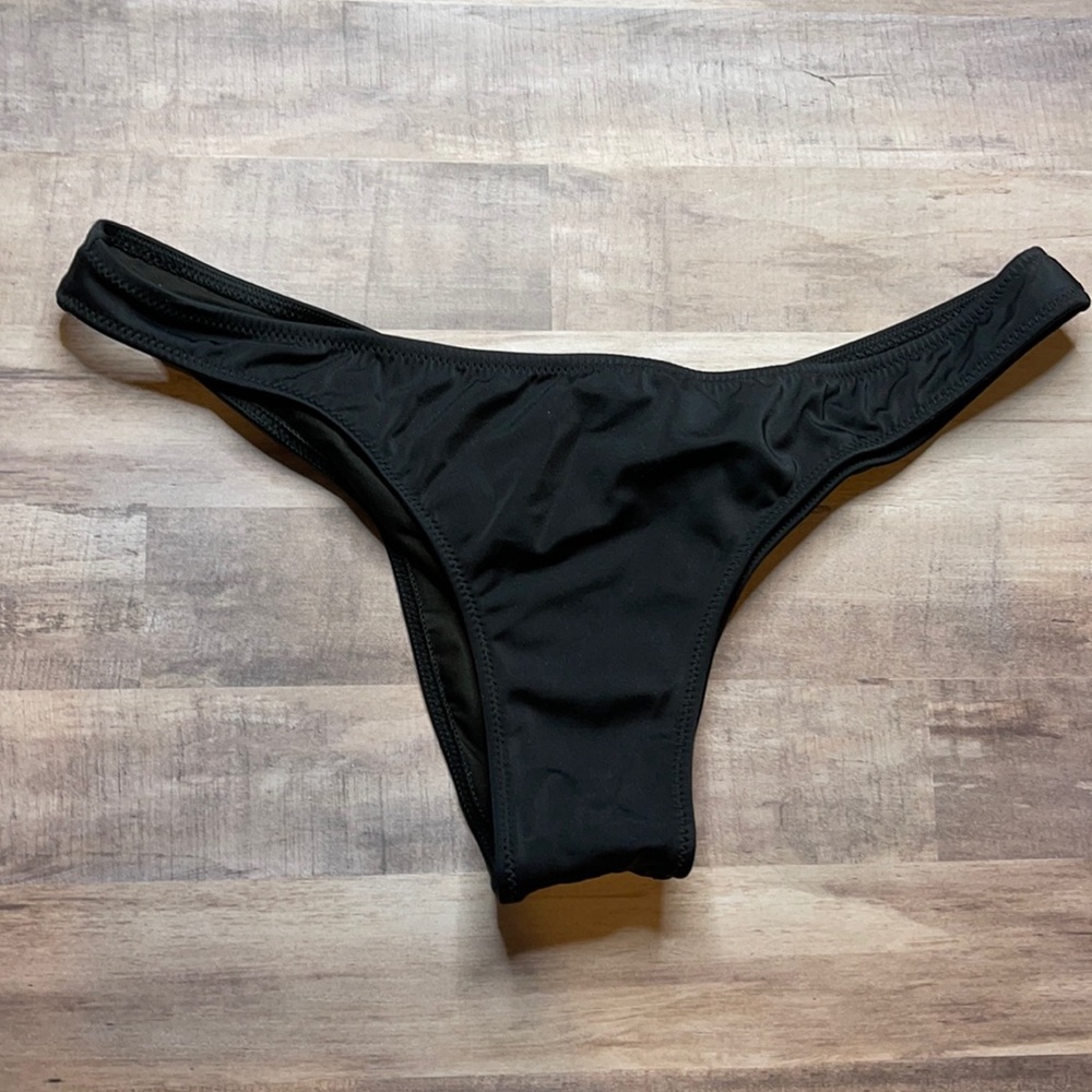 Victoria’s Secrets Cheeky Scrunch Back Bikini
